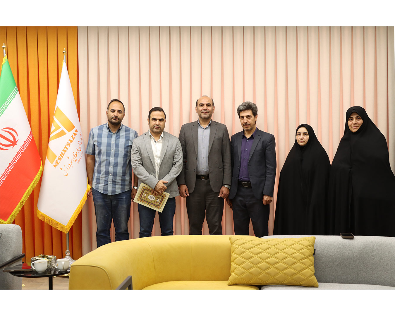 تقدیر از مدیرعامل شرکت نشاط سازان آقای مهندس امیرعلی فتحی توسط آقای سیدصادق میرئی، مدیرکل محترم بهزیستی استان قم.